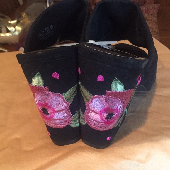 Emptying out closet - Picture 3 of 6